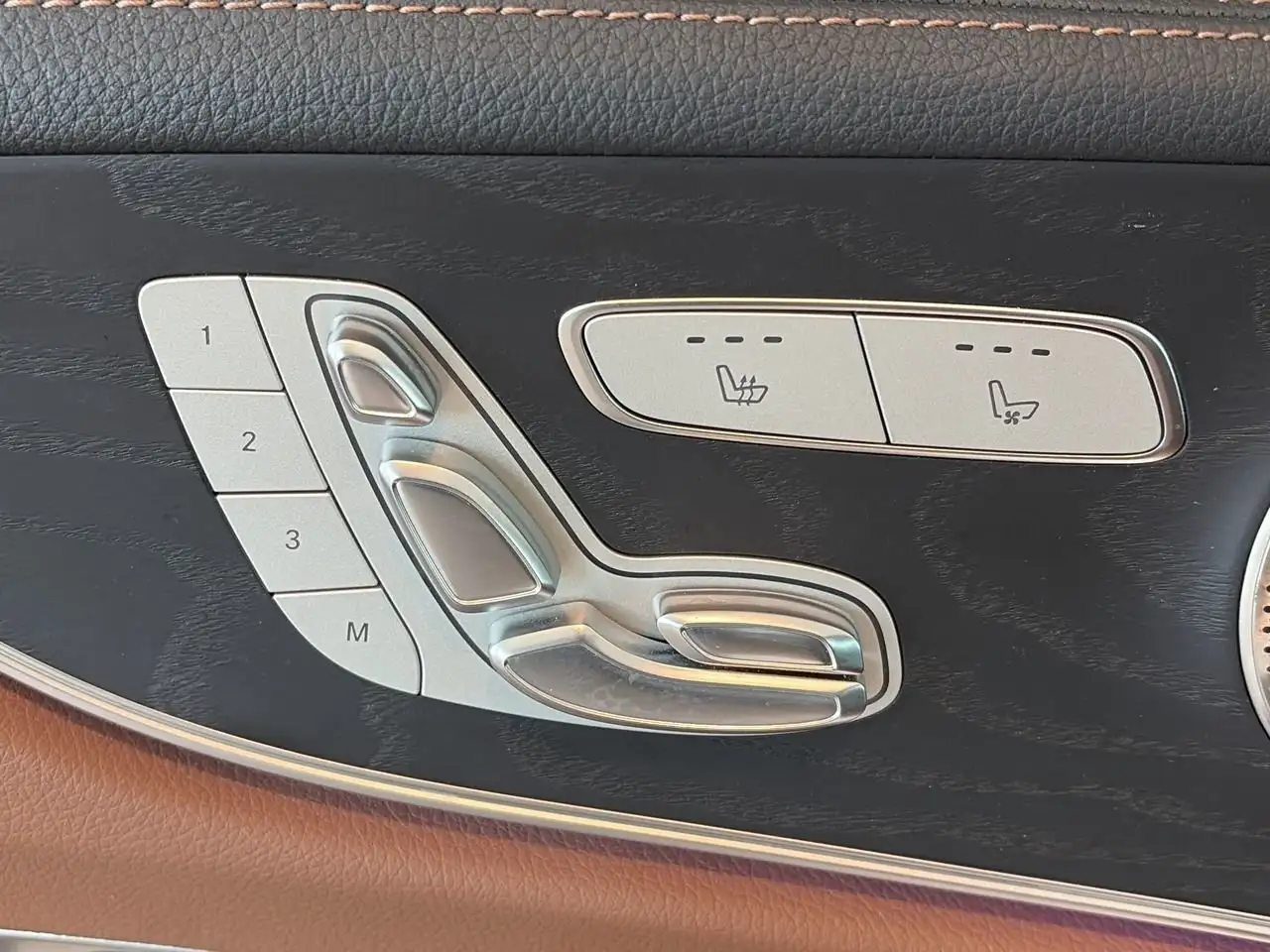 Mercedes-Benz E-Class снимка Mercedes-Benz E-Class