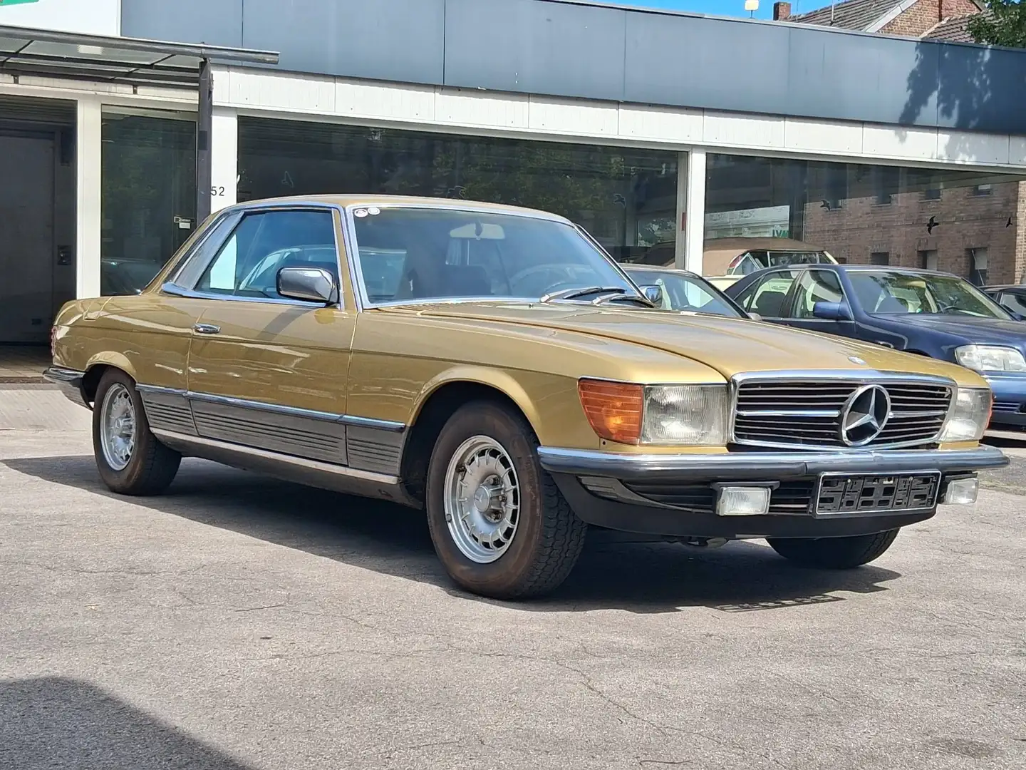 Mercedes-Benz SLC 450 5.0 C107 mit kraftvollem V8 Gold - 2