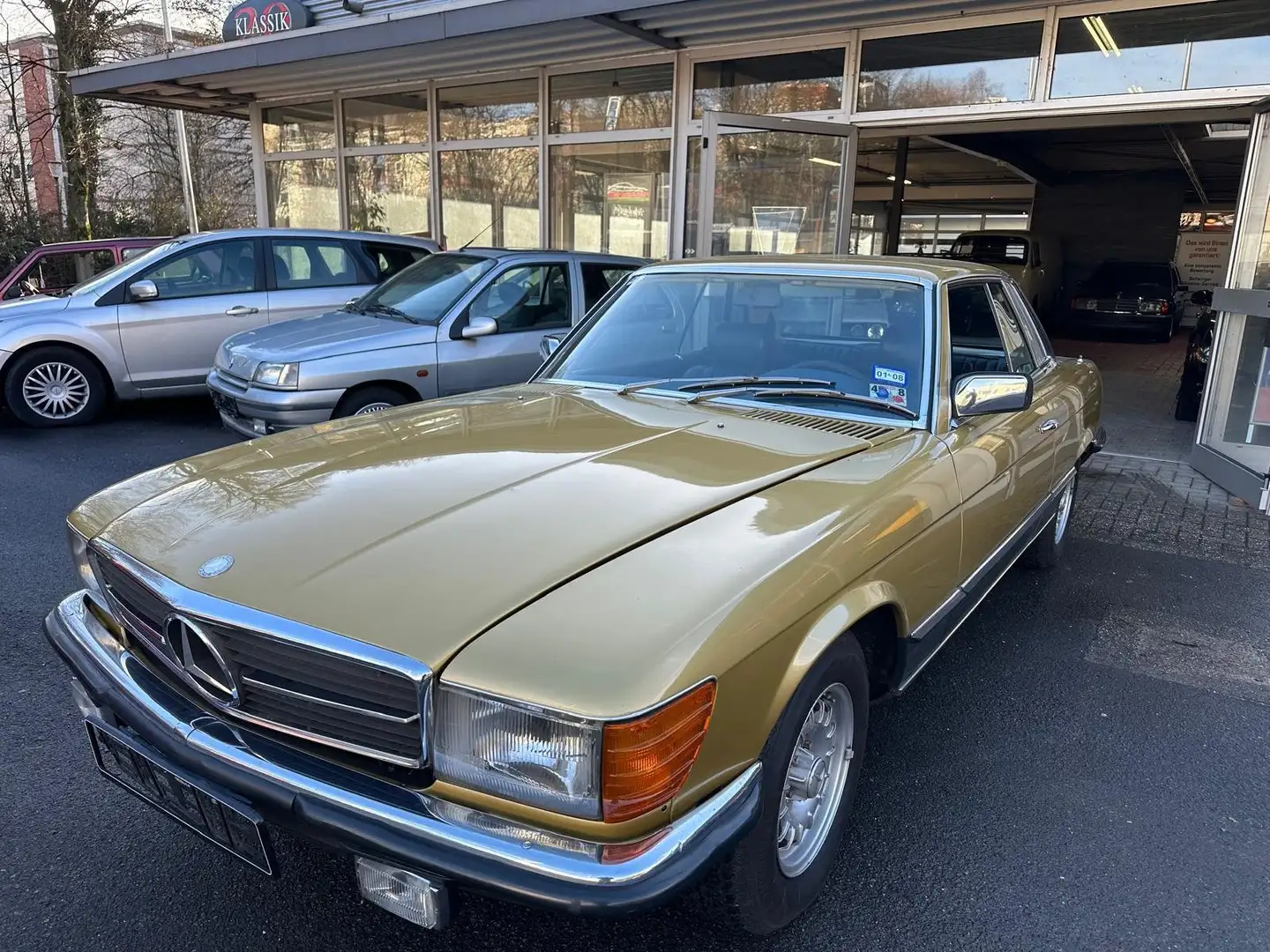 Mercedes-Benz SLC 450 5.0 C107 mit kraftvollem V8 Gold - 2