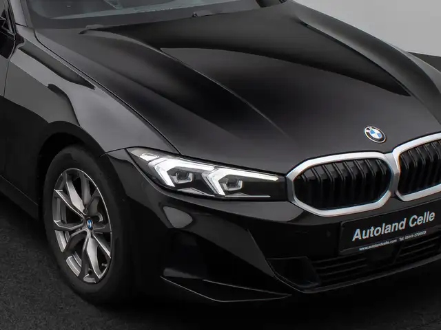 BMW 3 Series view 18