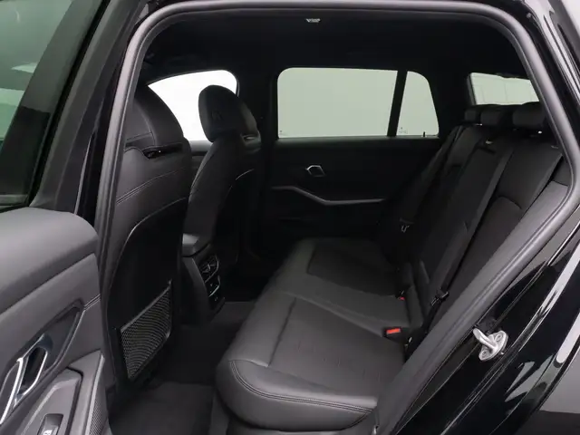 BMW 3 Series view 26