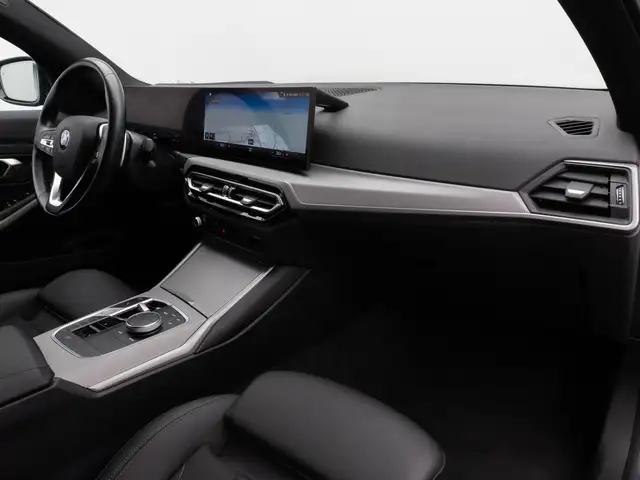 BMW 3 Series view 24