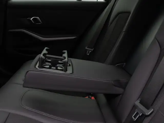 BMW 3 Series view 28