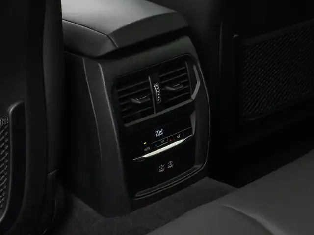 BMW 3 Series view 30
