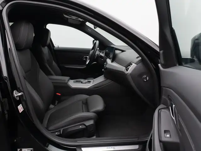BMW 3 Series view 25