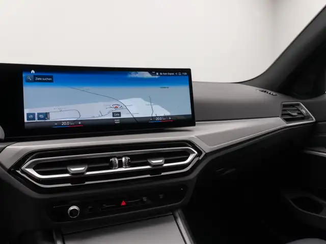 BMW 3 Series view 22