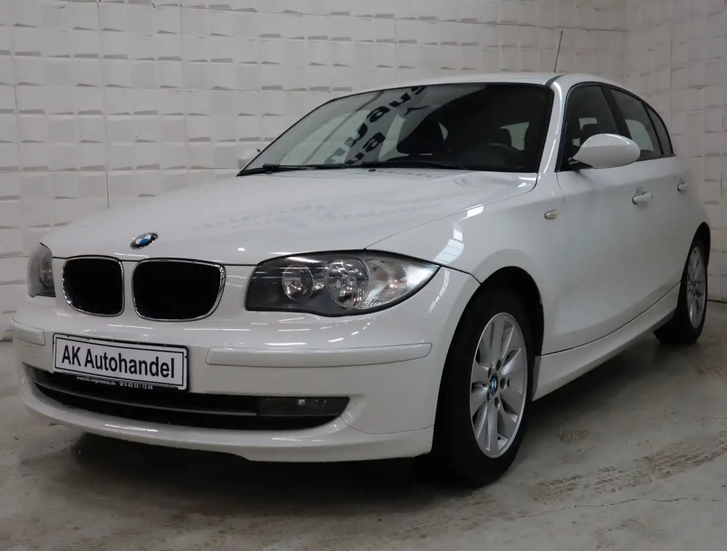 BMW 116 i Limousine Klima Shz Tüv 02/27 Weiß - 1