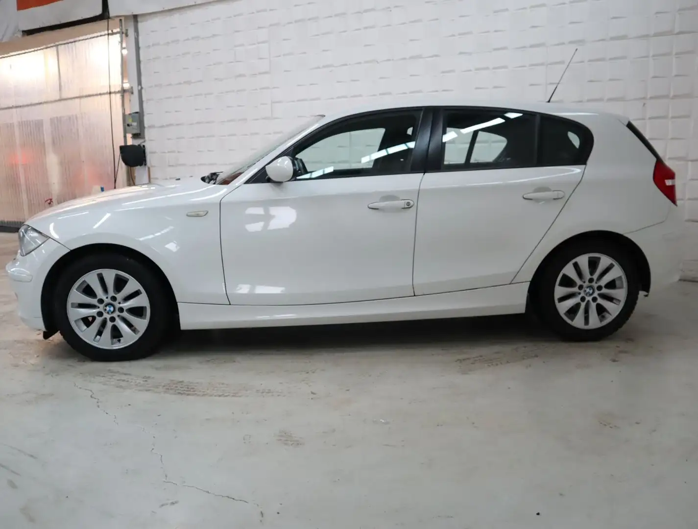 BMW 116 i Limousine Klima Shz Tüv 02/27 Weiß - 2