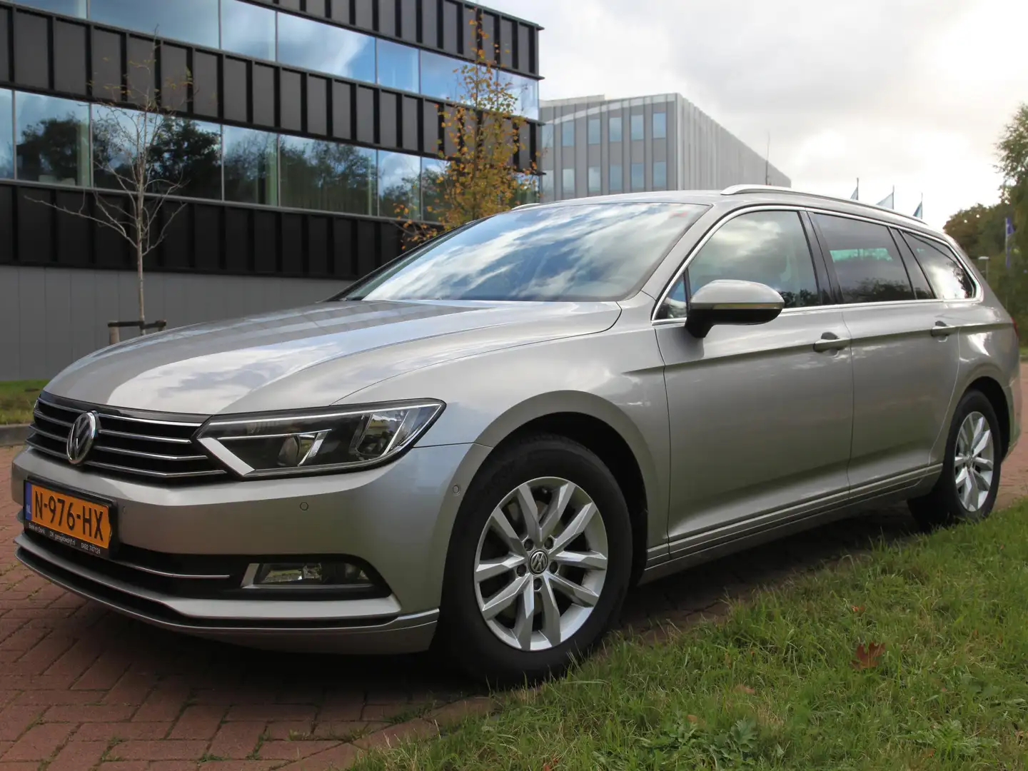 Volkswagen Passat Passat 1.6 TDI Con. Ser. P Zilver - 1