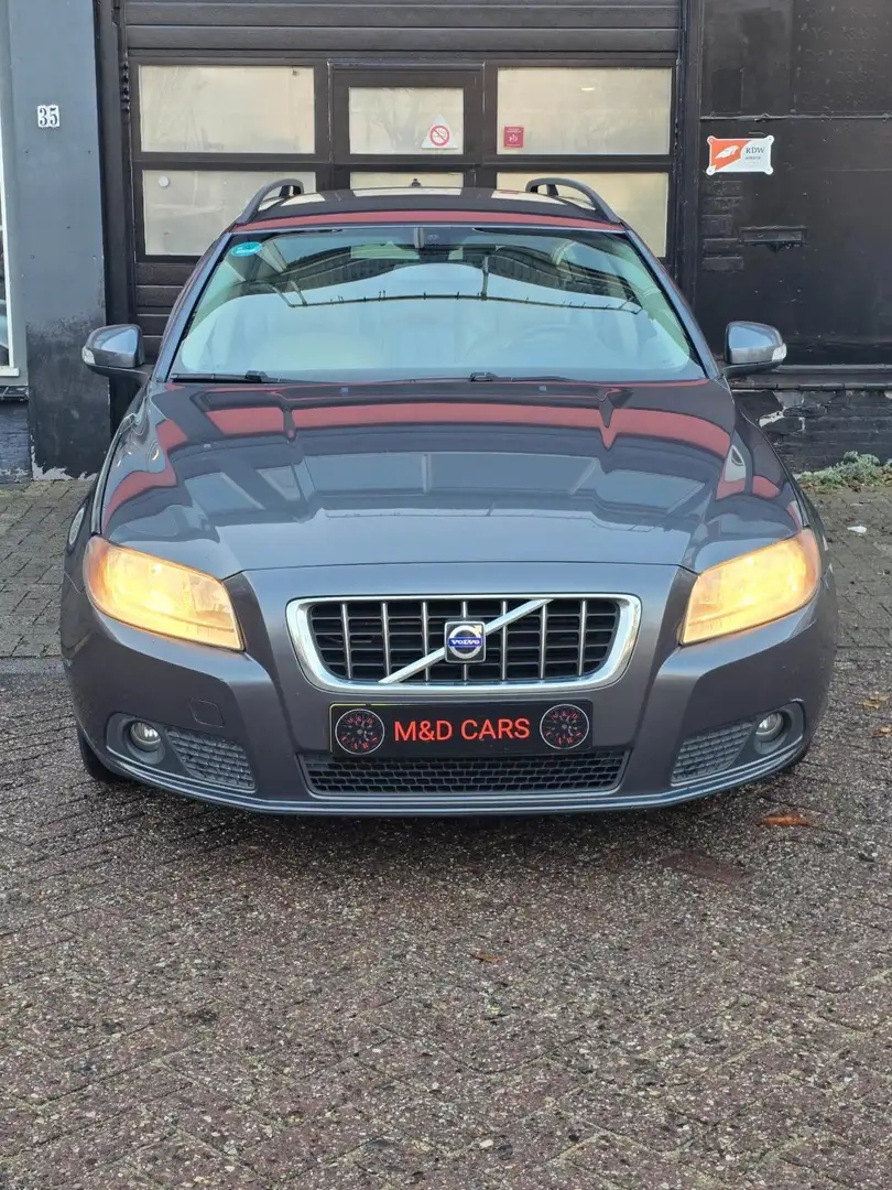 Volvo V70 2.4D Momentum AUTOMAAT/NAP/TREKHAAK/PDC/ CR CONTRO Grijs - 2