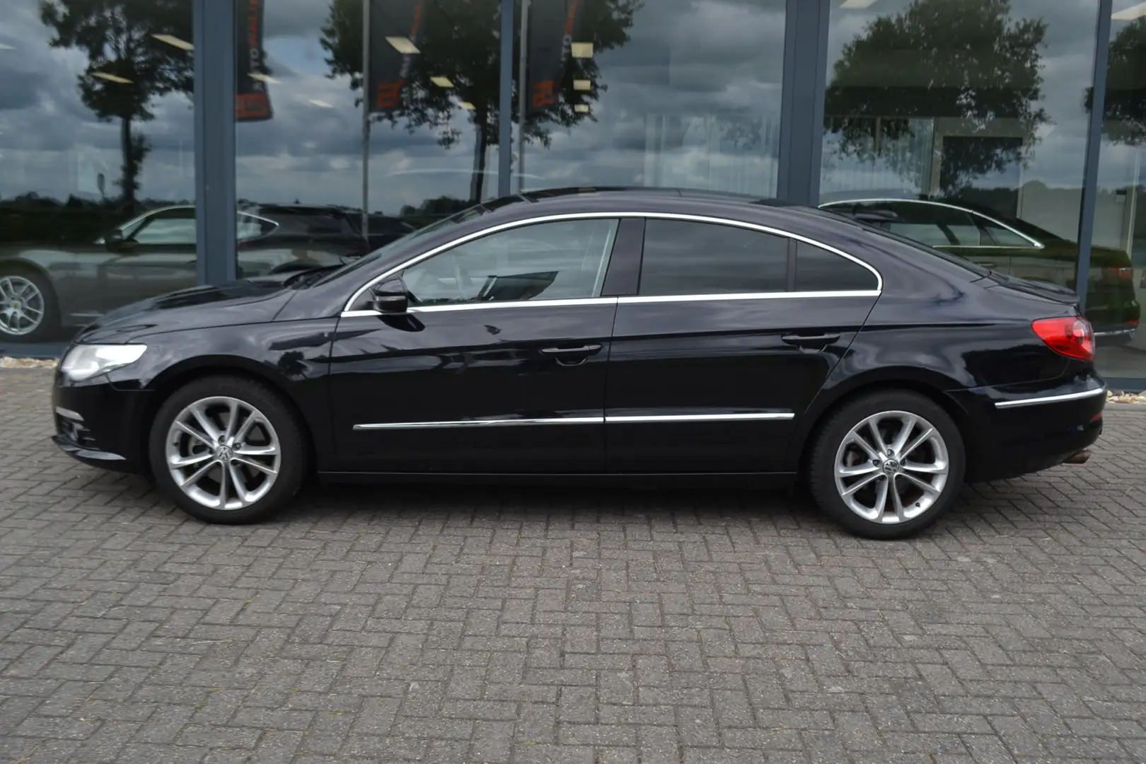 Volkswagen Passat CC 2.0 TSI Automaat NL Auto, NAP, el. dak, trekhaak, Schwarz - 2
