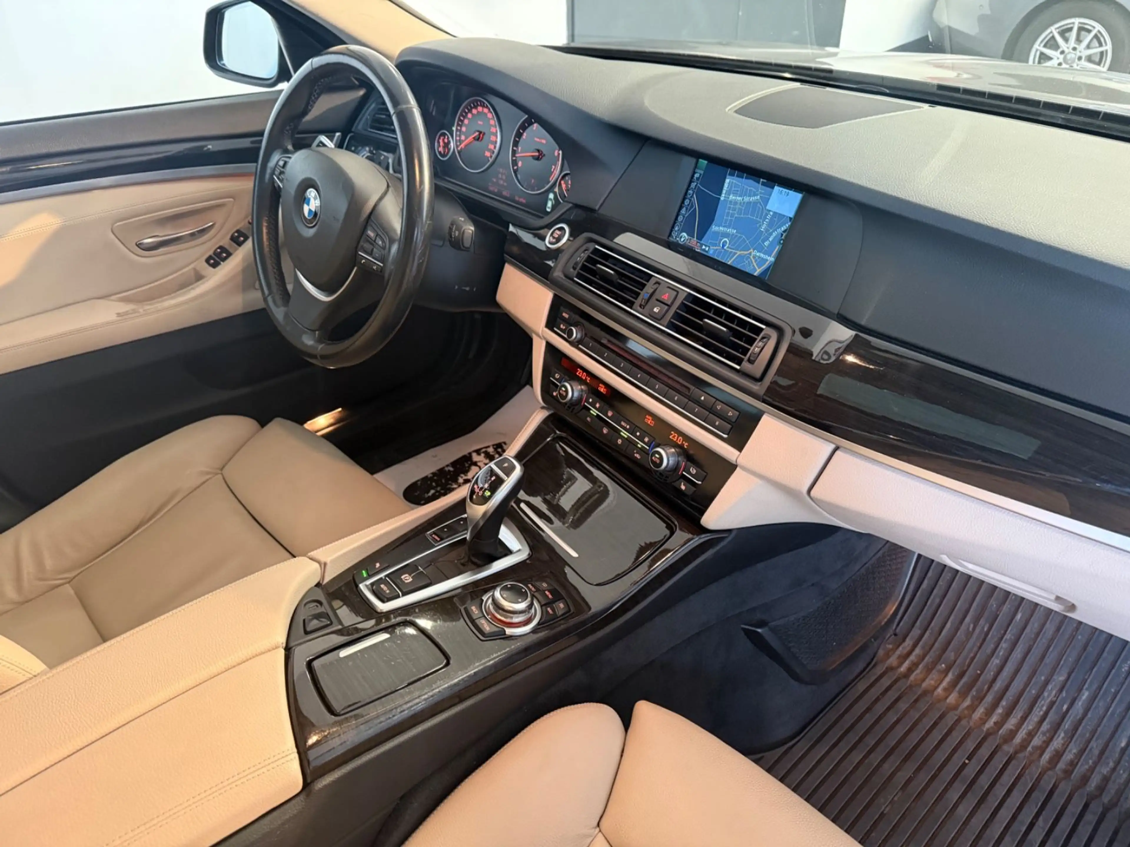 BMW 528 I LIM*AUT.*LEDER*BT TEL*NAVI*GSHD*PDC*XENON* — photo 2