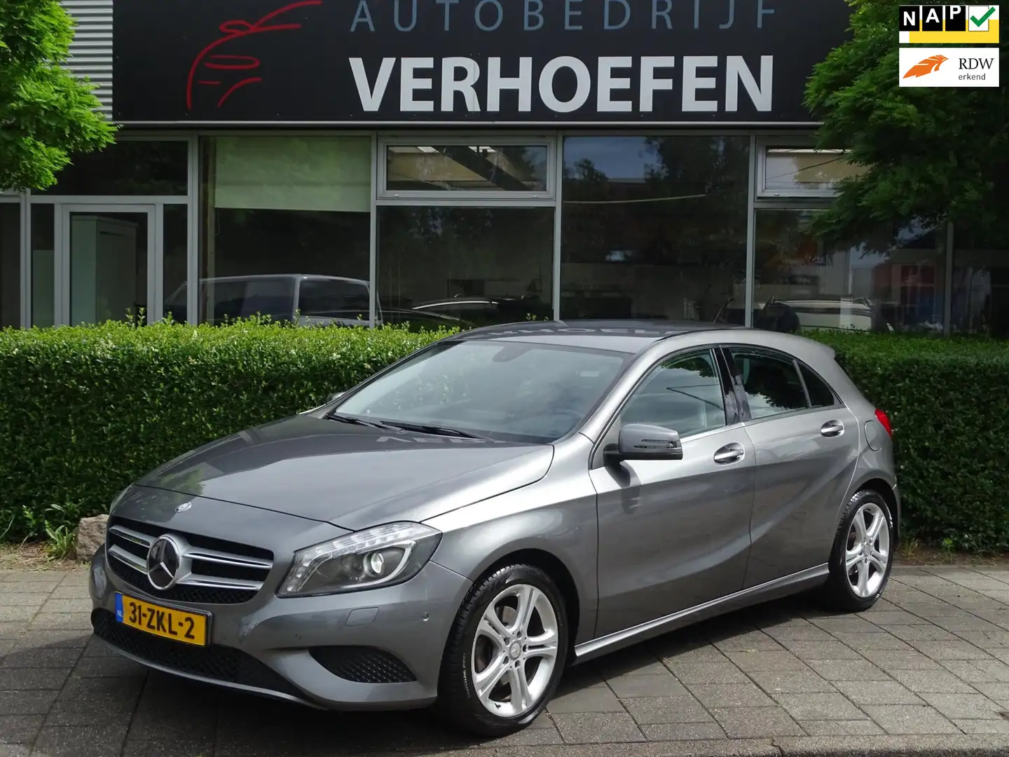Mercedes-Benz A 180 Ambition - KUIPSTOELEN - CARPLAY - PARKEERCAMERA - Grijs - 1