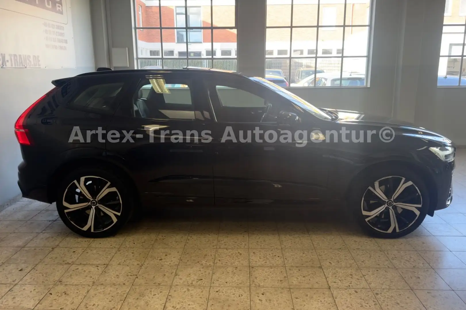 Volvo XC60 Ultimat Dark AWD/360°-KAM/H-UP/SHZ/PANO/ACC Schwarz - 2