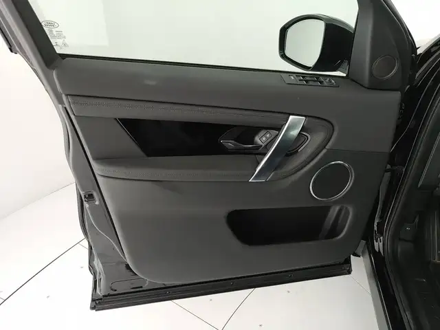 Land Rover Discovery Sport view 13