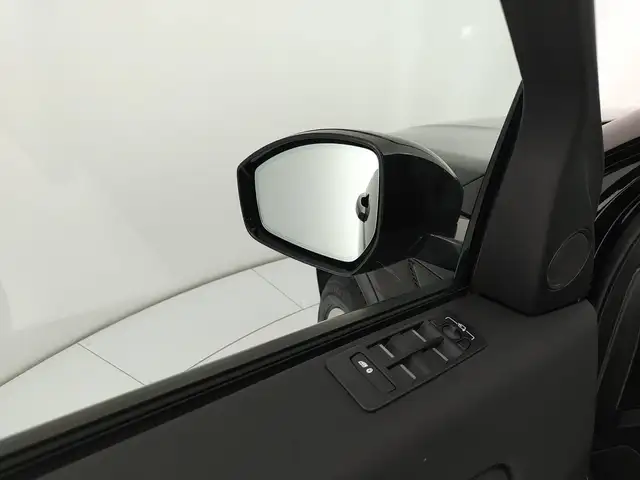 Land Rover Discovery Sport view 14