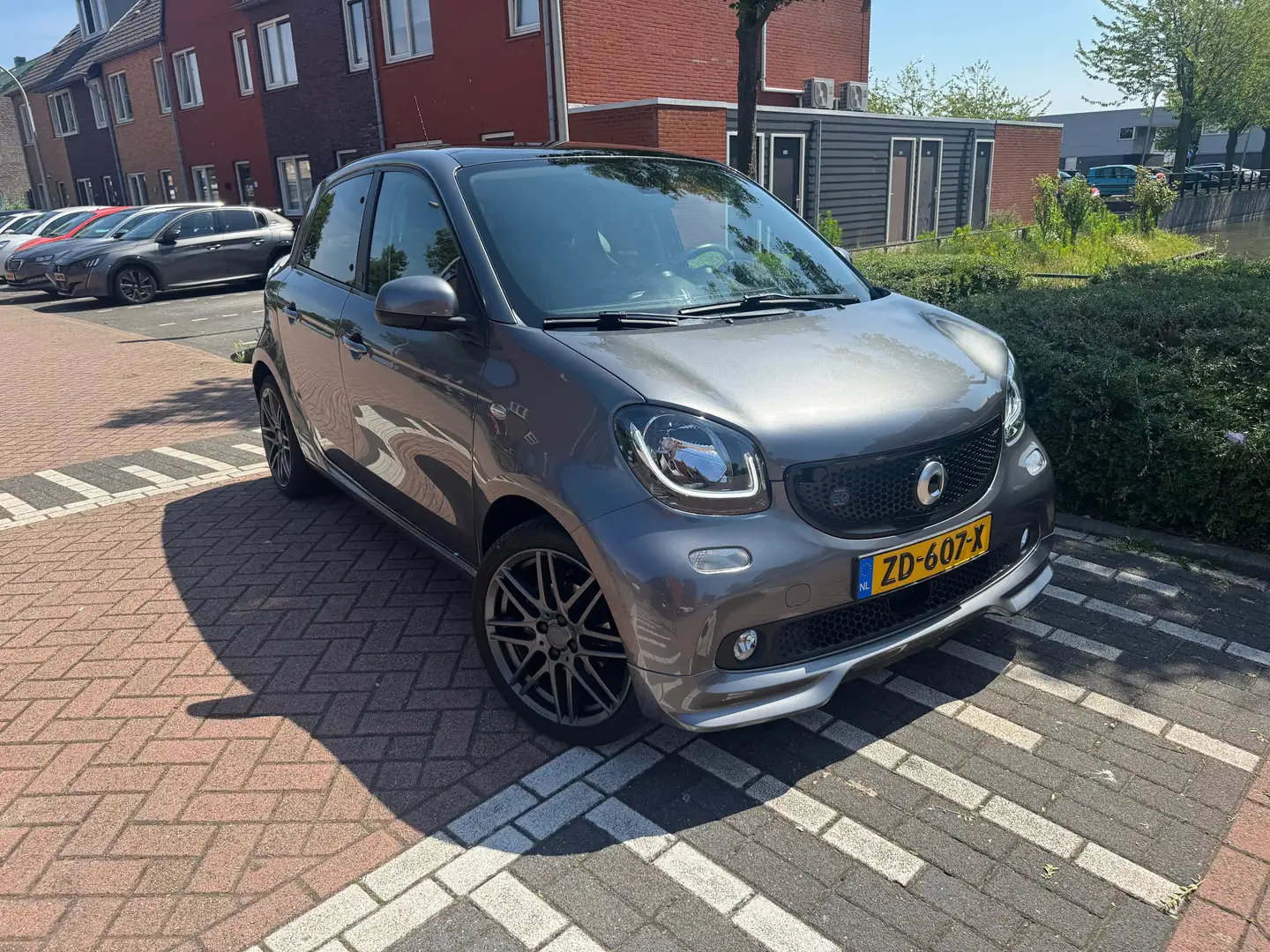 smart forFour forFour EQ BRABUS Style Grijs - 1