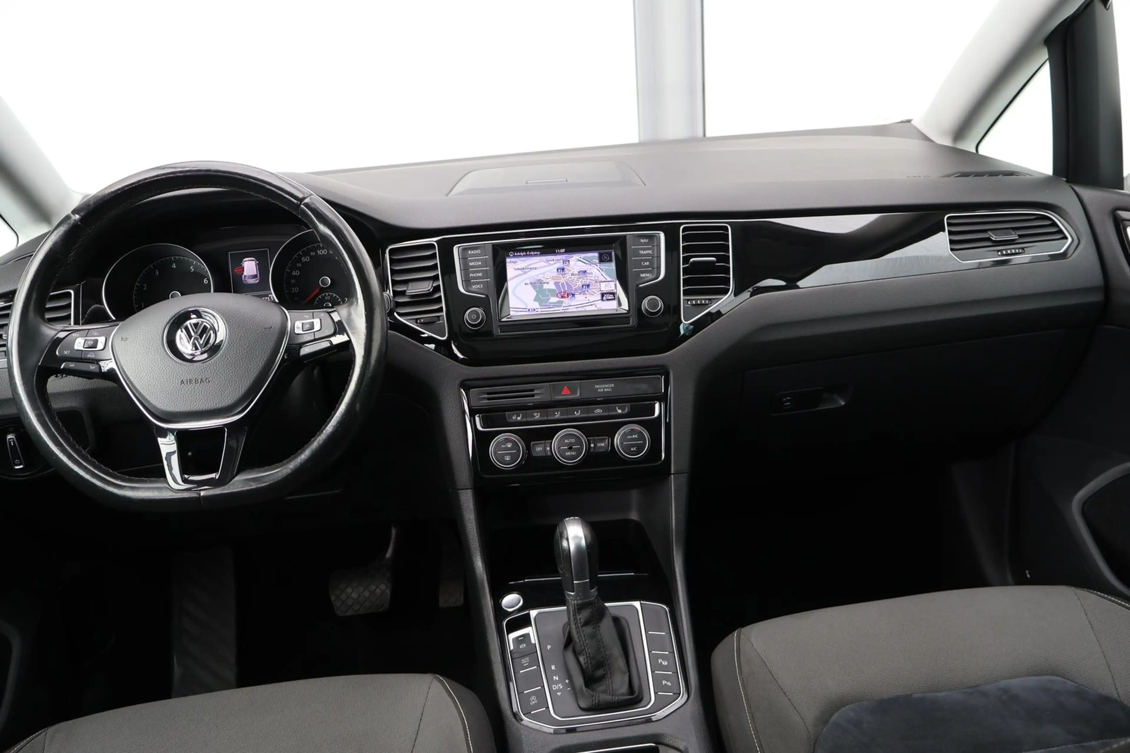 Volkswagen Golf Sportsvan Highline DSG Pano ACC 1.Hd. — photo 12