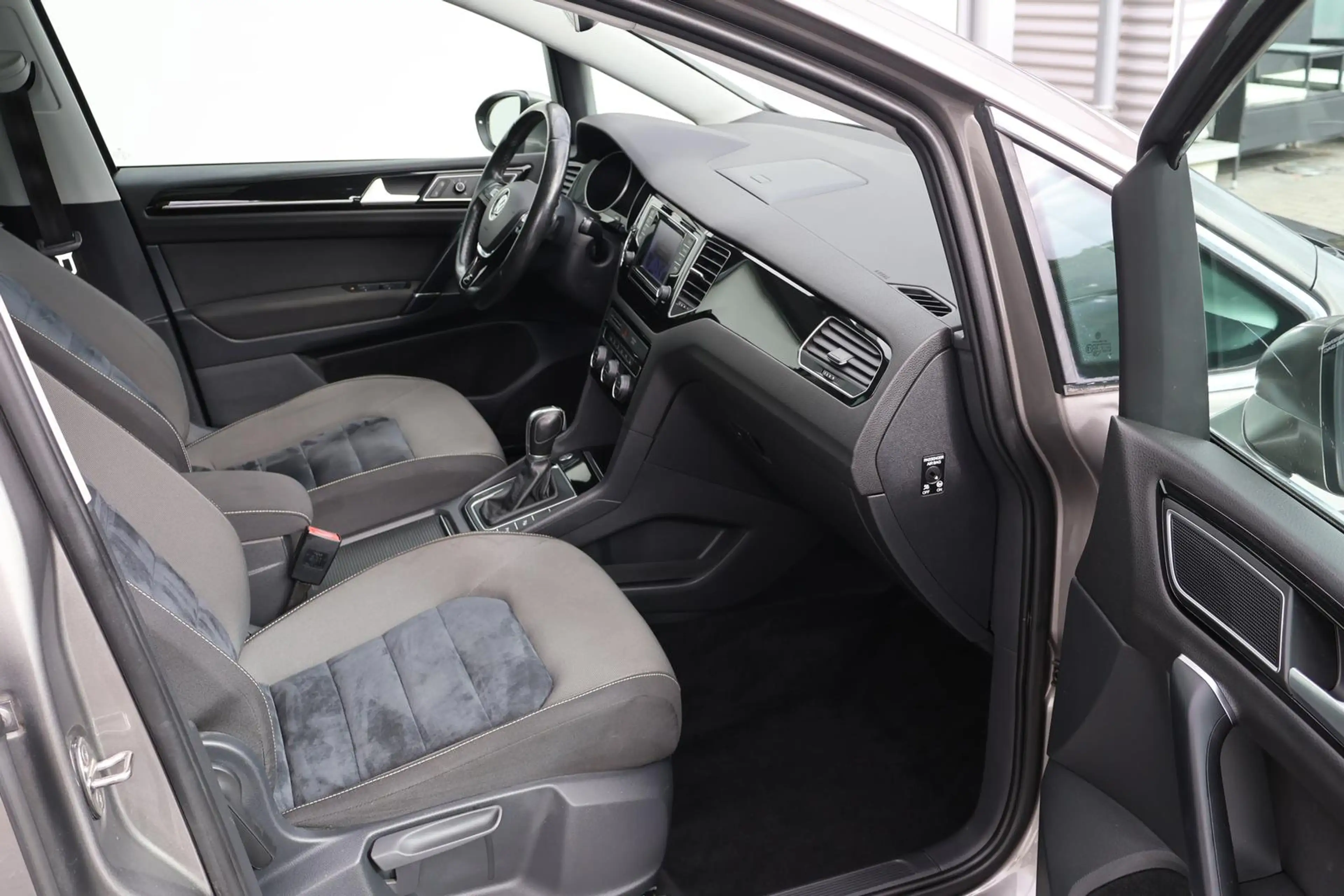 Volkswagen Golf Sportsvan Highline DSG Pano ACC 1.Hd. — photo 9