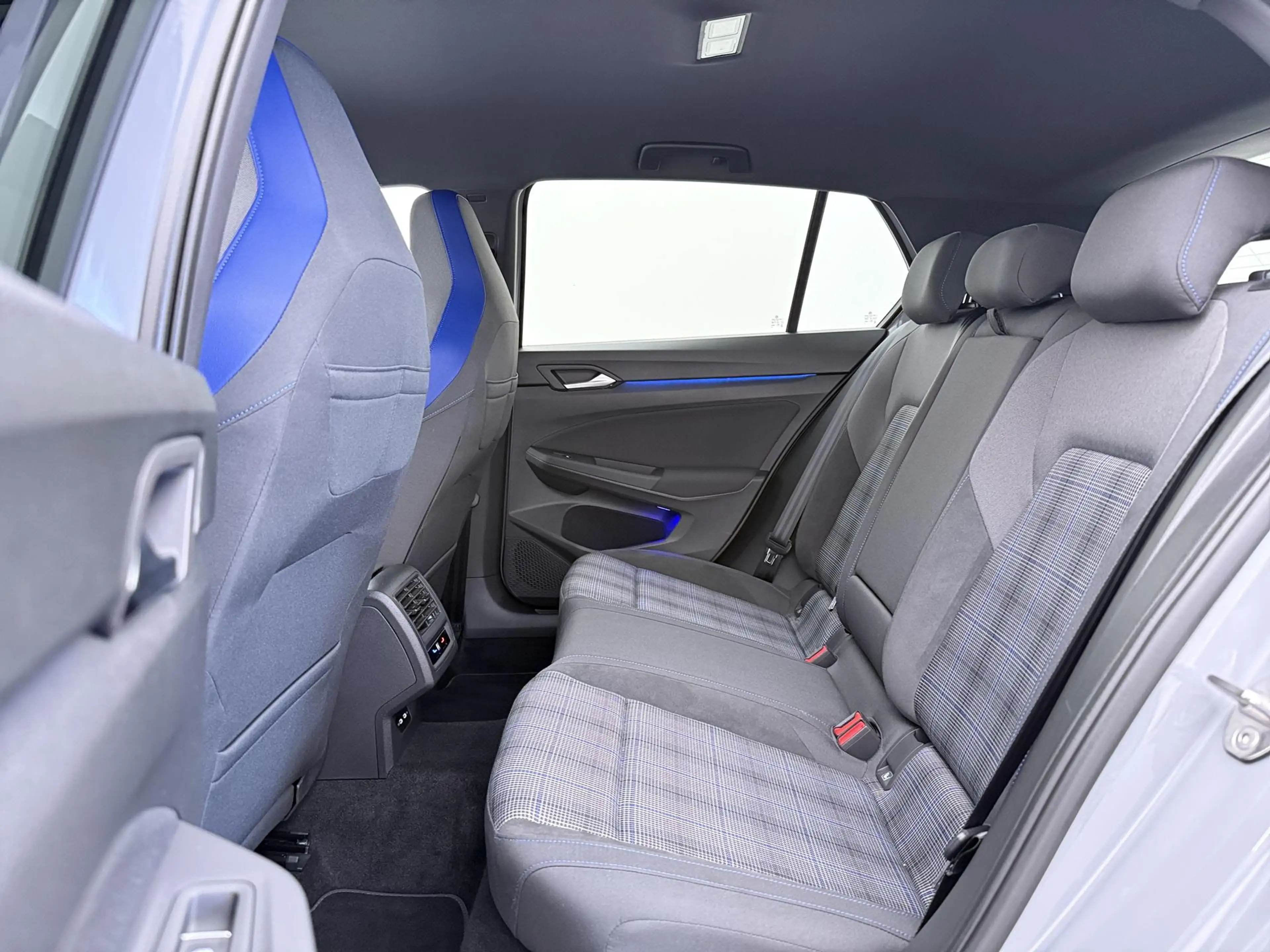 Volkswagen Golf GTE 1.4 eHybrid | 18" | Navigatie | LED Mistlampen | B — photo 7