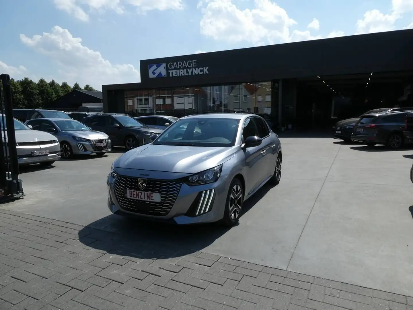 PEUGEOT 208
