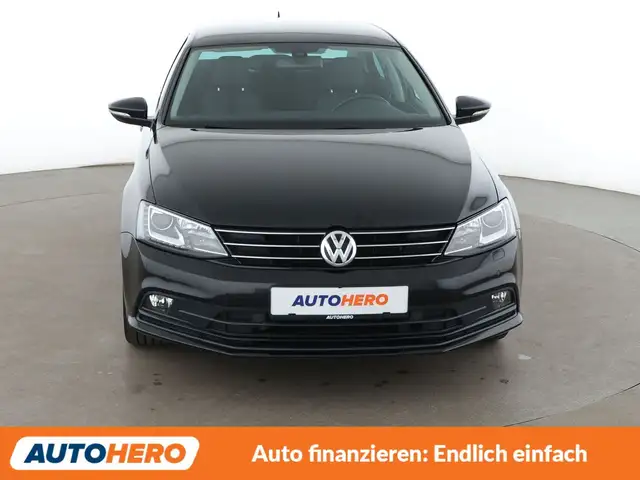 Volkswagen Jetta view 9