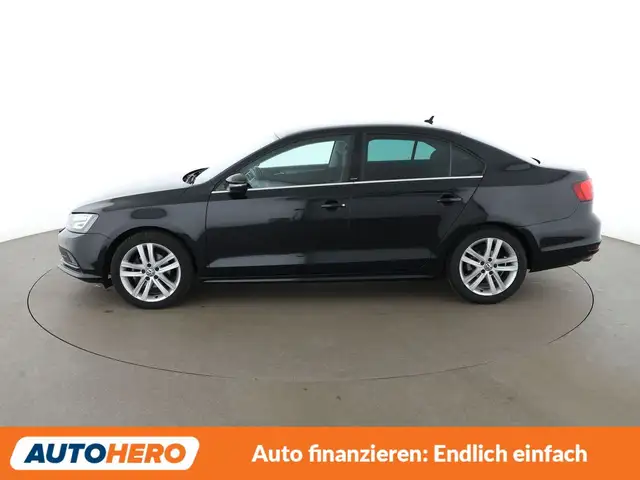 Volkswagen Jetta view 3
