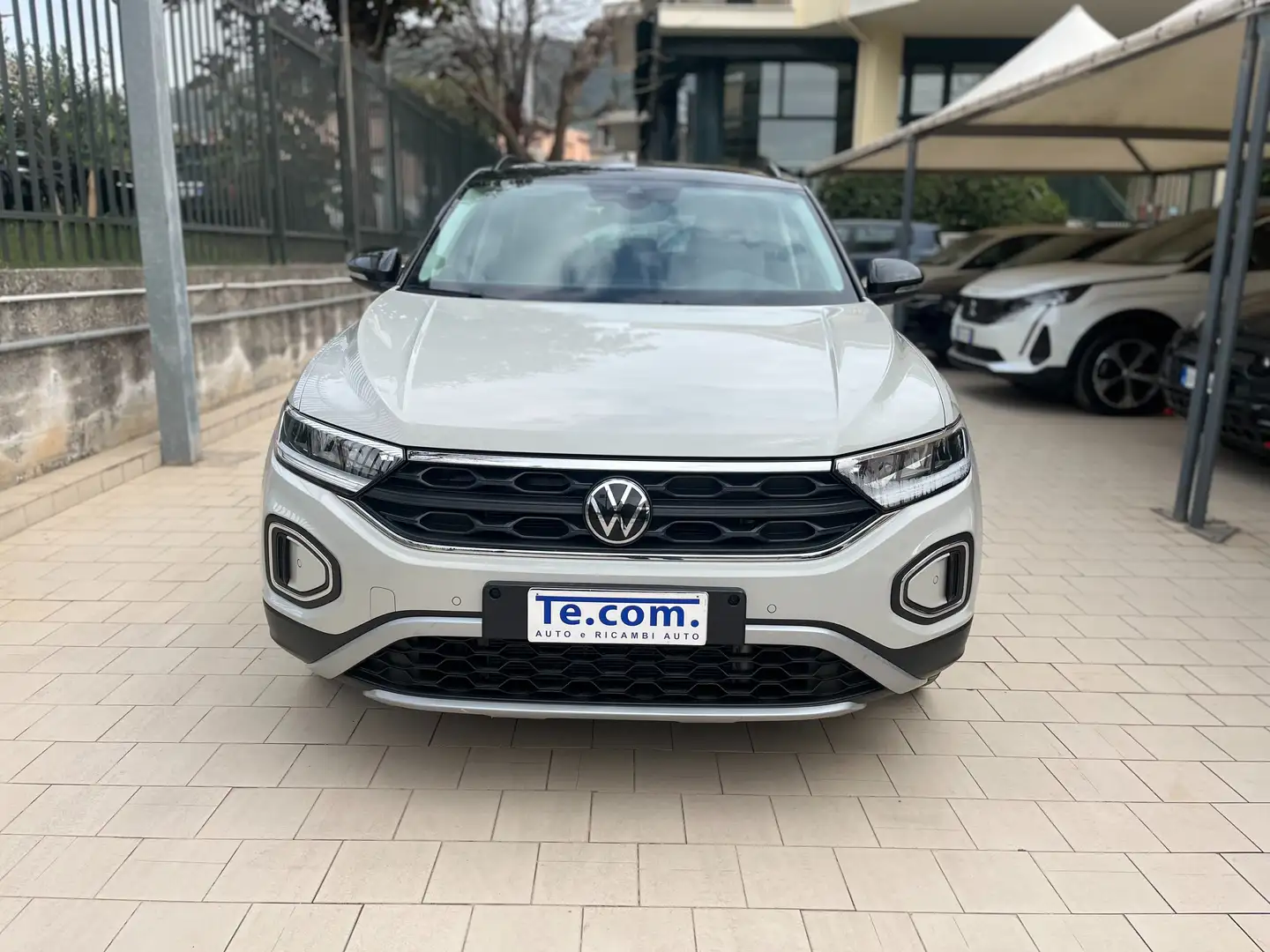 Volkswagen T-Roc 1.0 tsi 110cv Life Led AppleCarPlay ufficiale VW Beige - 2
