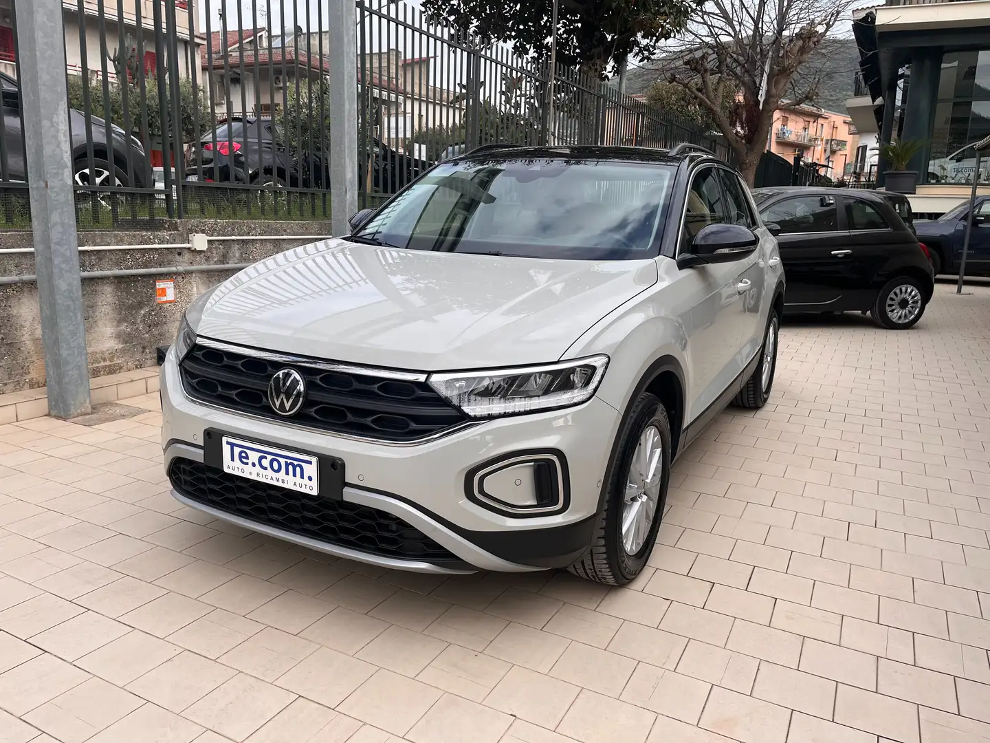 Volkswagen T-Roc 1.0 tsi 110cv Life Led AppleCarPlay ufficiale VW Beige - 1