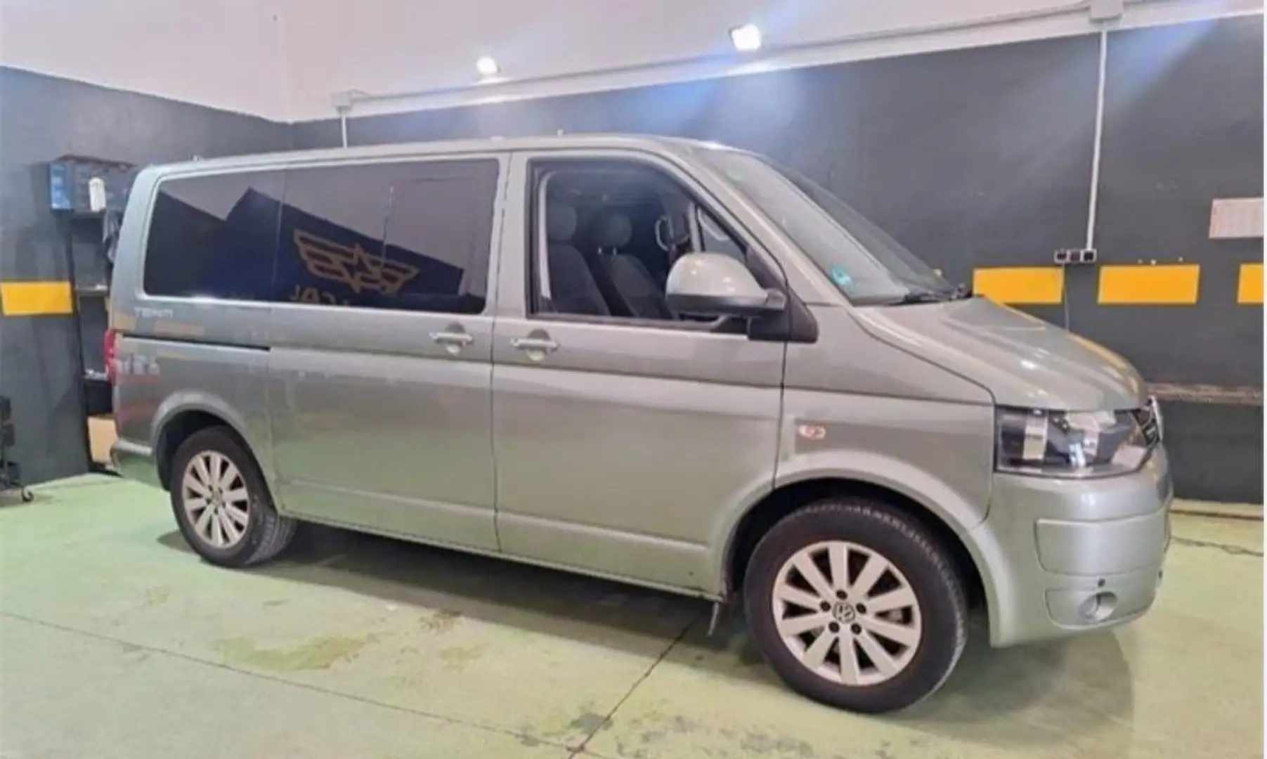 Volkswagen T5 Multivan Multivan 2.0Bi-TDI Highline 180 Highline Gris - 2