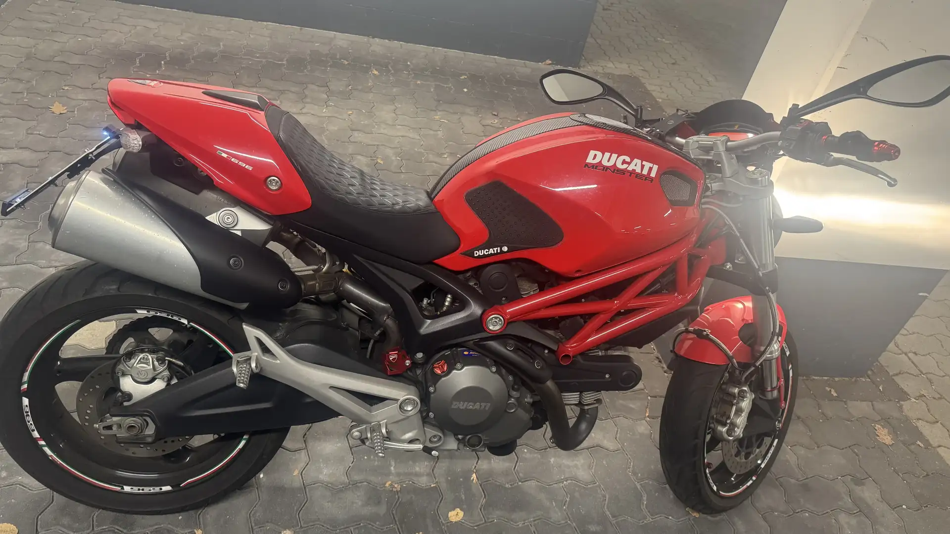 Ducati Monster 696 - 1