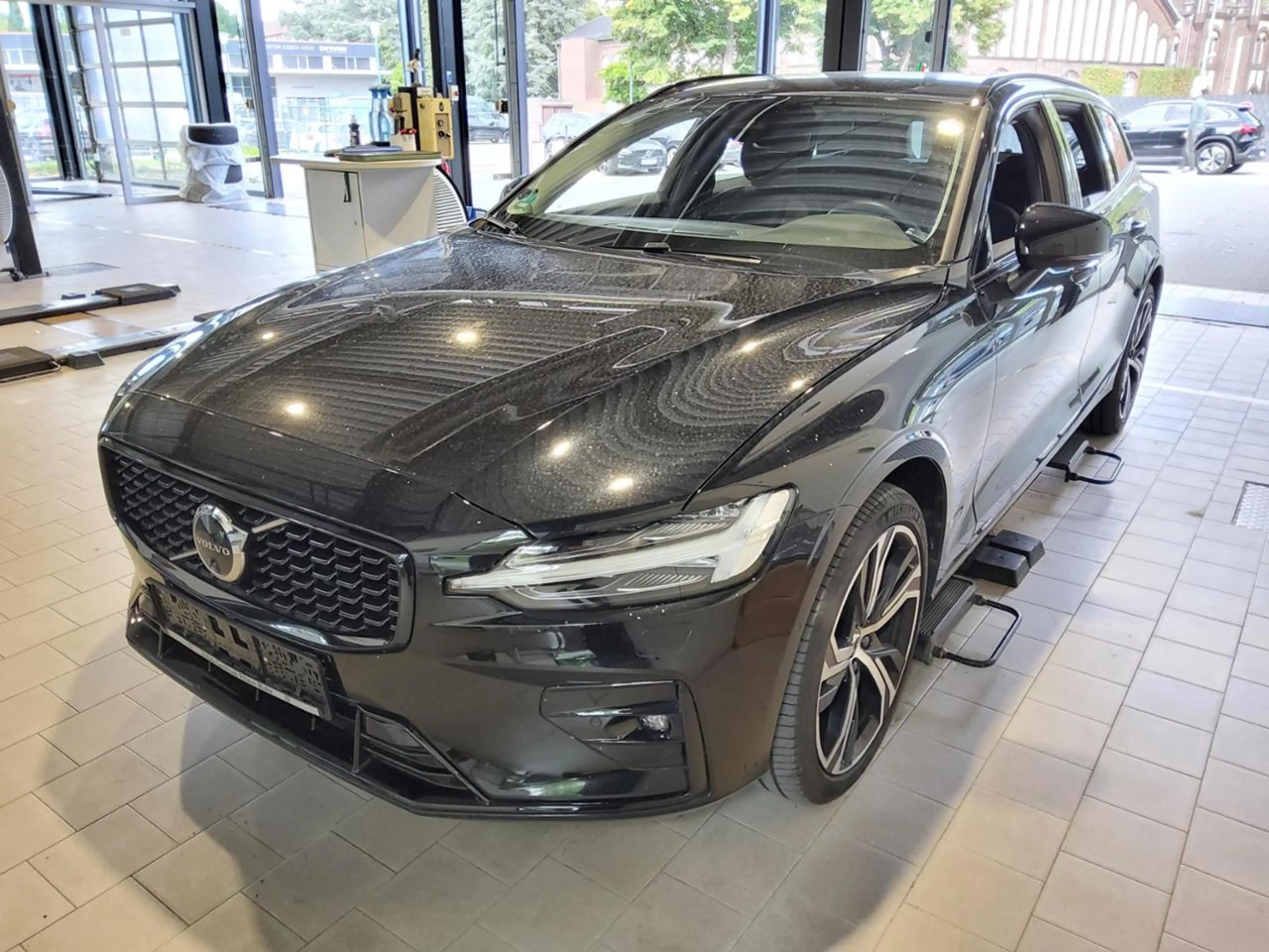Volvo V60 B4  PLUS DARK FAP+LM19+MET+WINTERPAK+MEMORY+ — photo 2