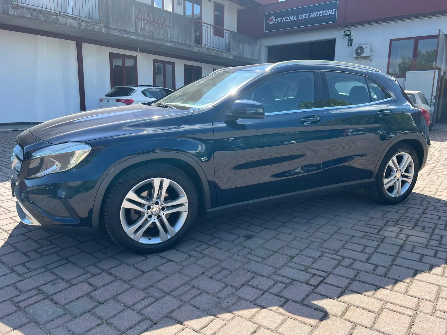 Mercedes-Benz GLA 200 Premium Albastru - 1