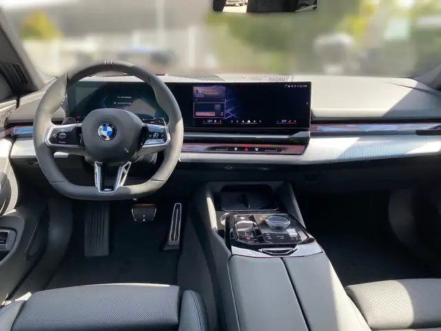 BMW 5 Series view 10