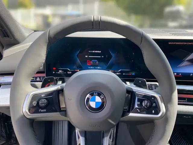 BMW 5 Series view 8