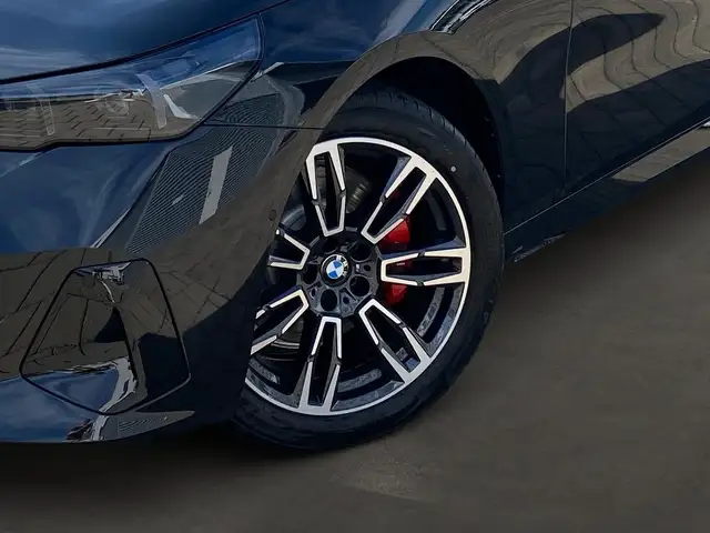 BMW 5 Series view 6