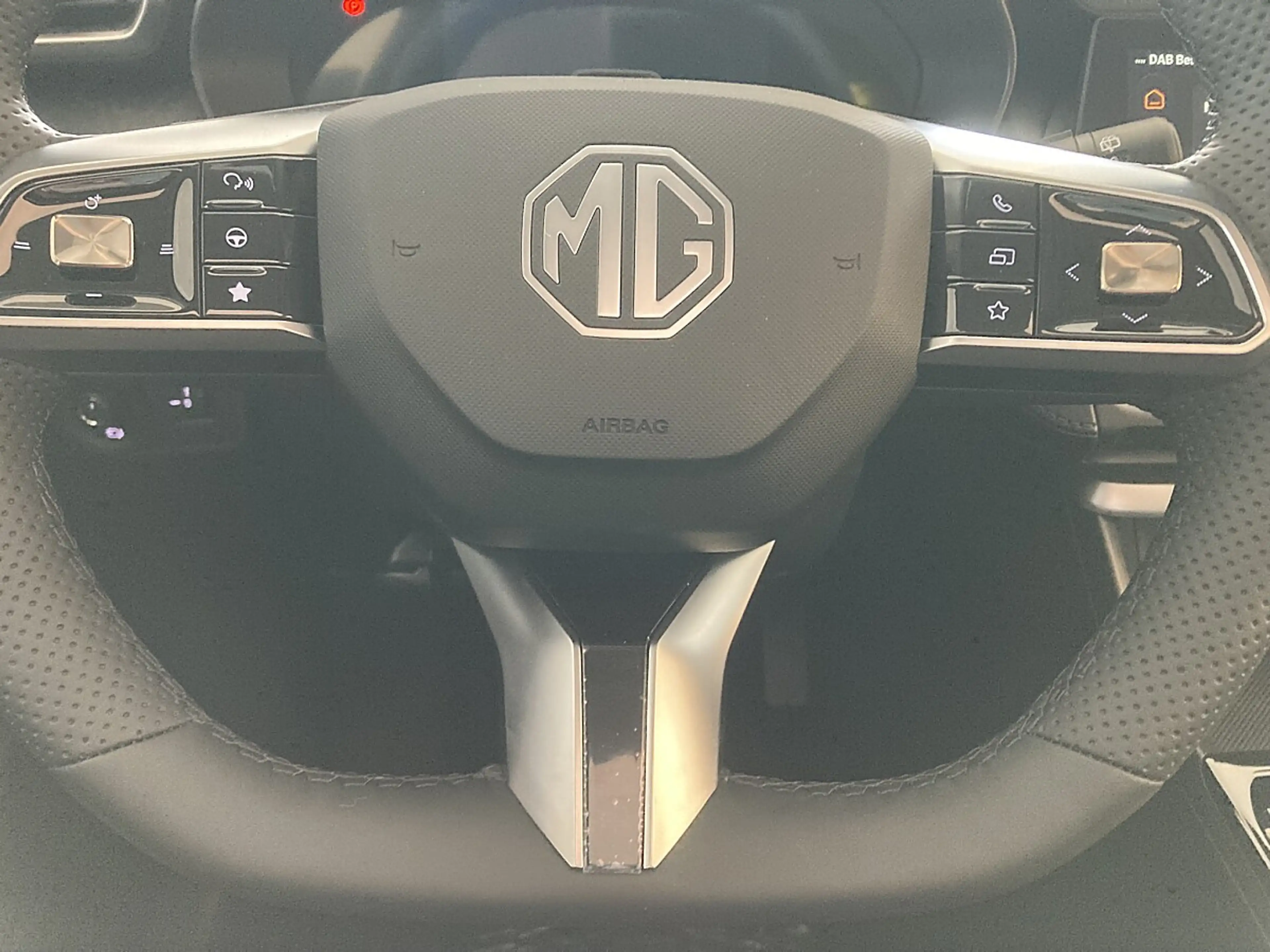 MG ZS HEV Luxury-Ausstattung  Schiebedach — photo 19