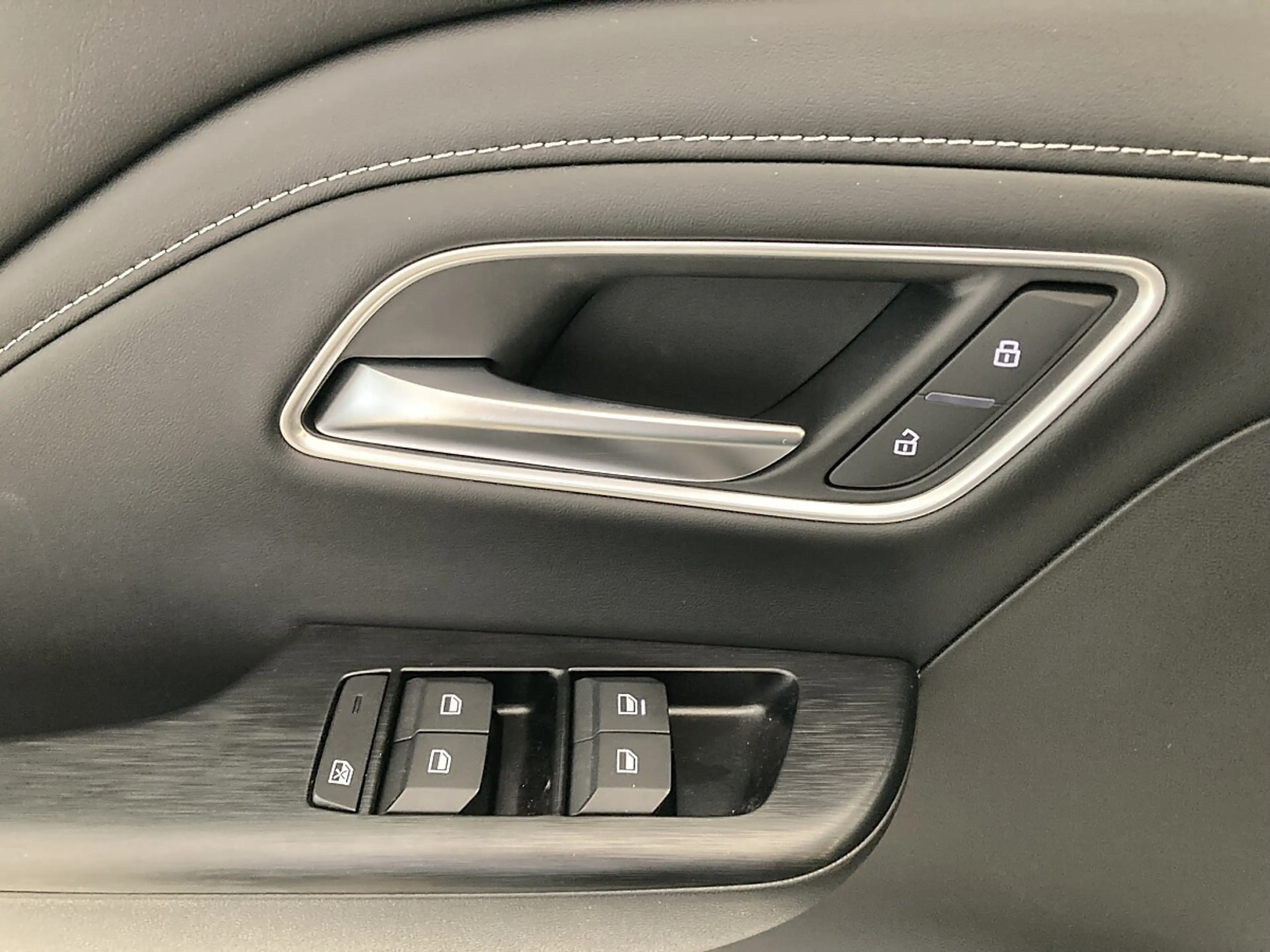 MG ZS HEV Luxury-Ausstattung  Schiebedach — photo 20