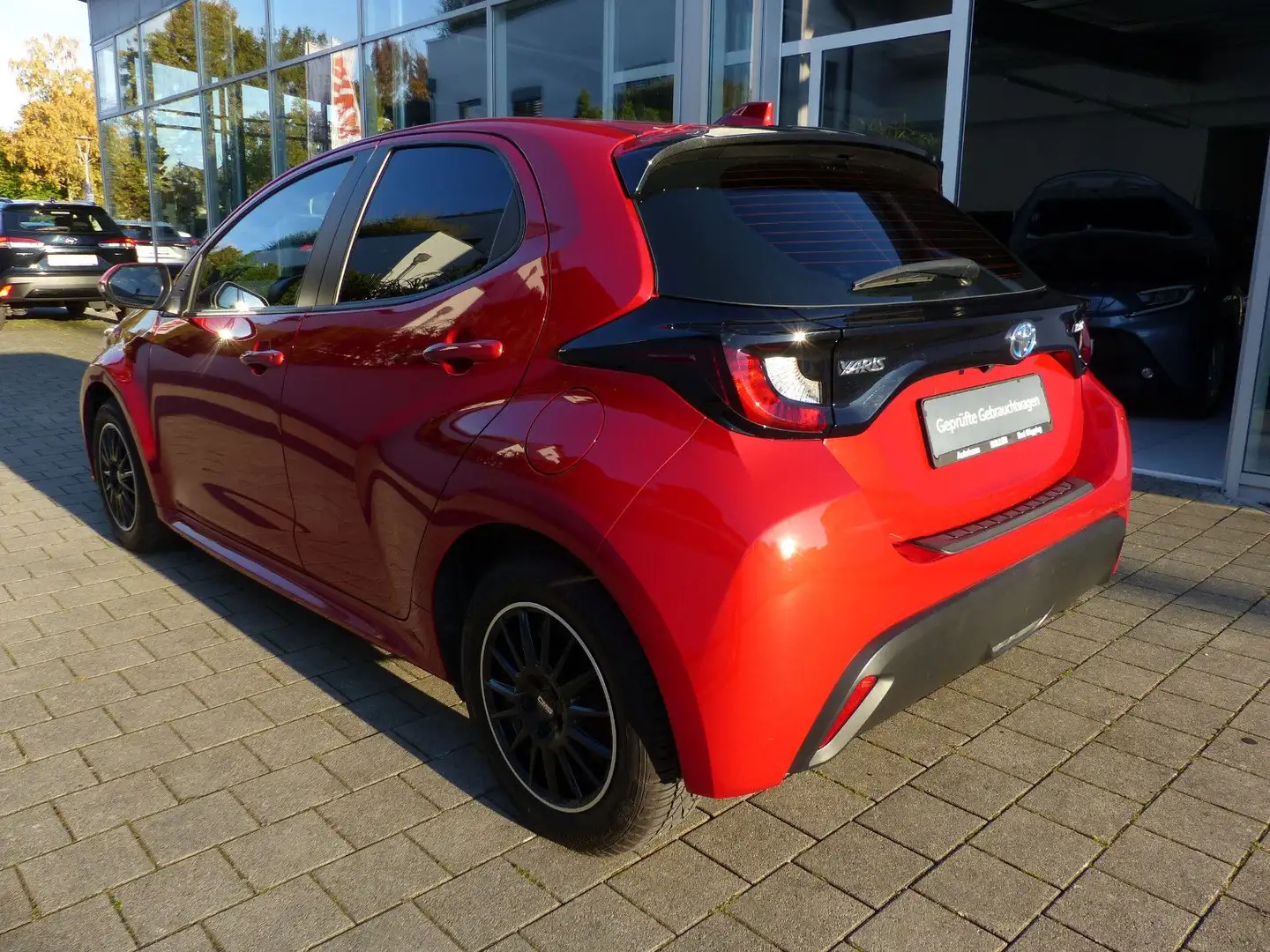 Toyota Yaris 1.5 Hybrid Business Edition Navi SHZ Alu Rot - 2