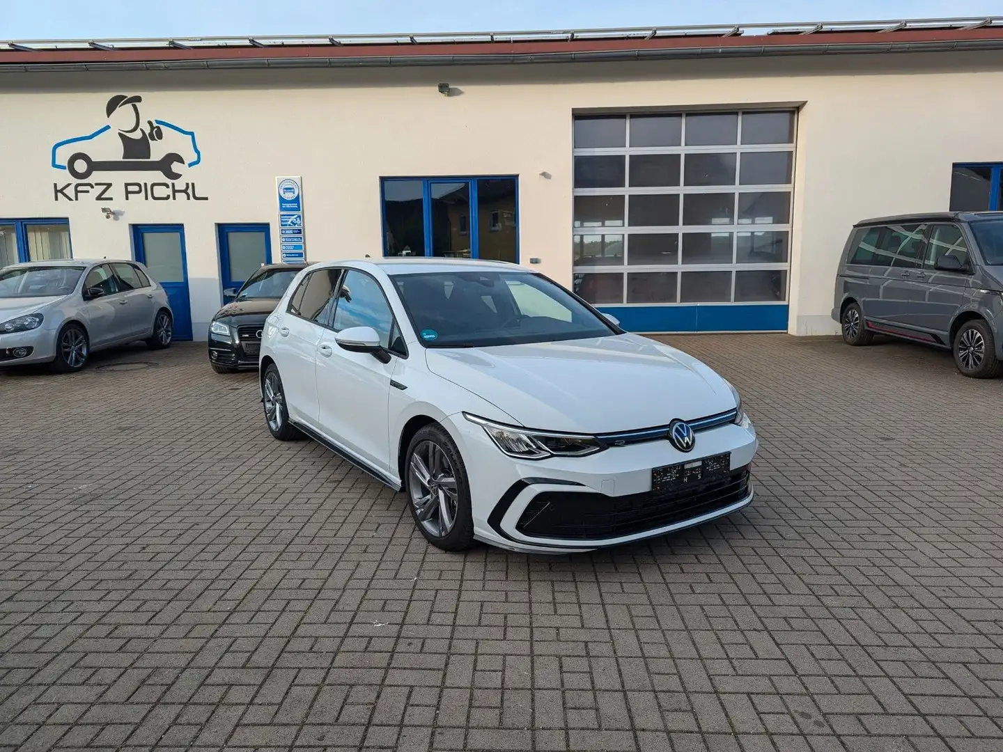 Volkswagen Golf VIII Lim. 2,0TSI R-Line  DSG ACC LED,Navi Weiß - 1