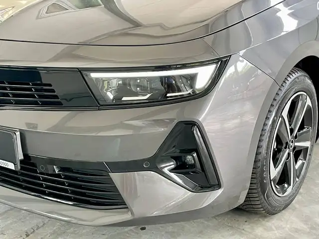 Opel Astra view 4