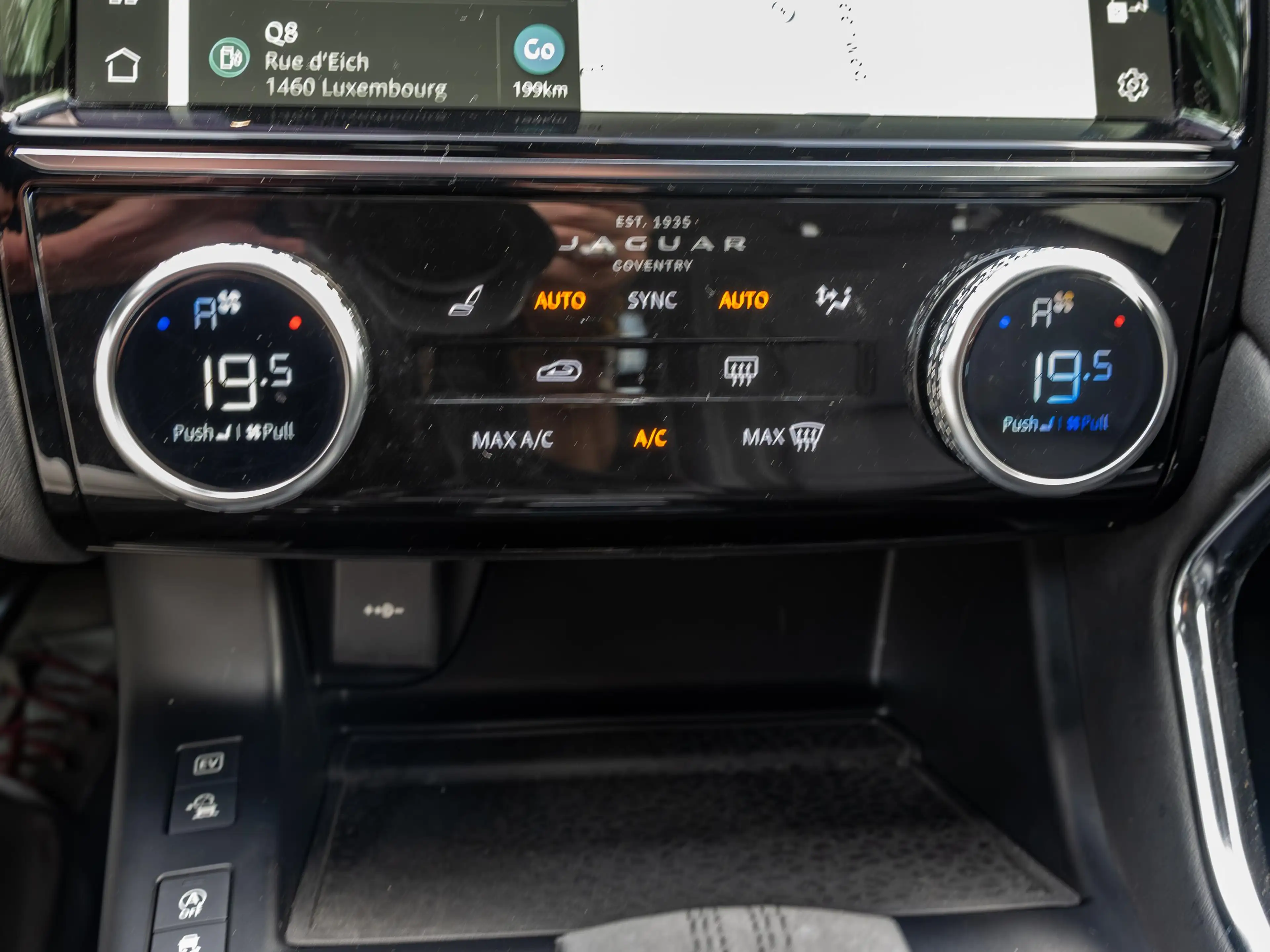 Jaguar E-Pace P300e R-Dynamic S | Adaptive CC | Carplay | Memory — photo 12