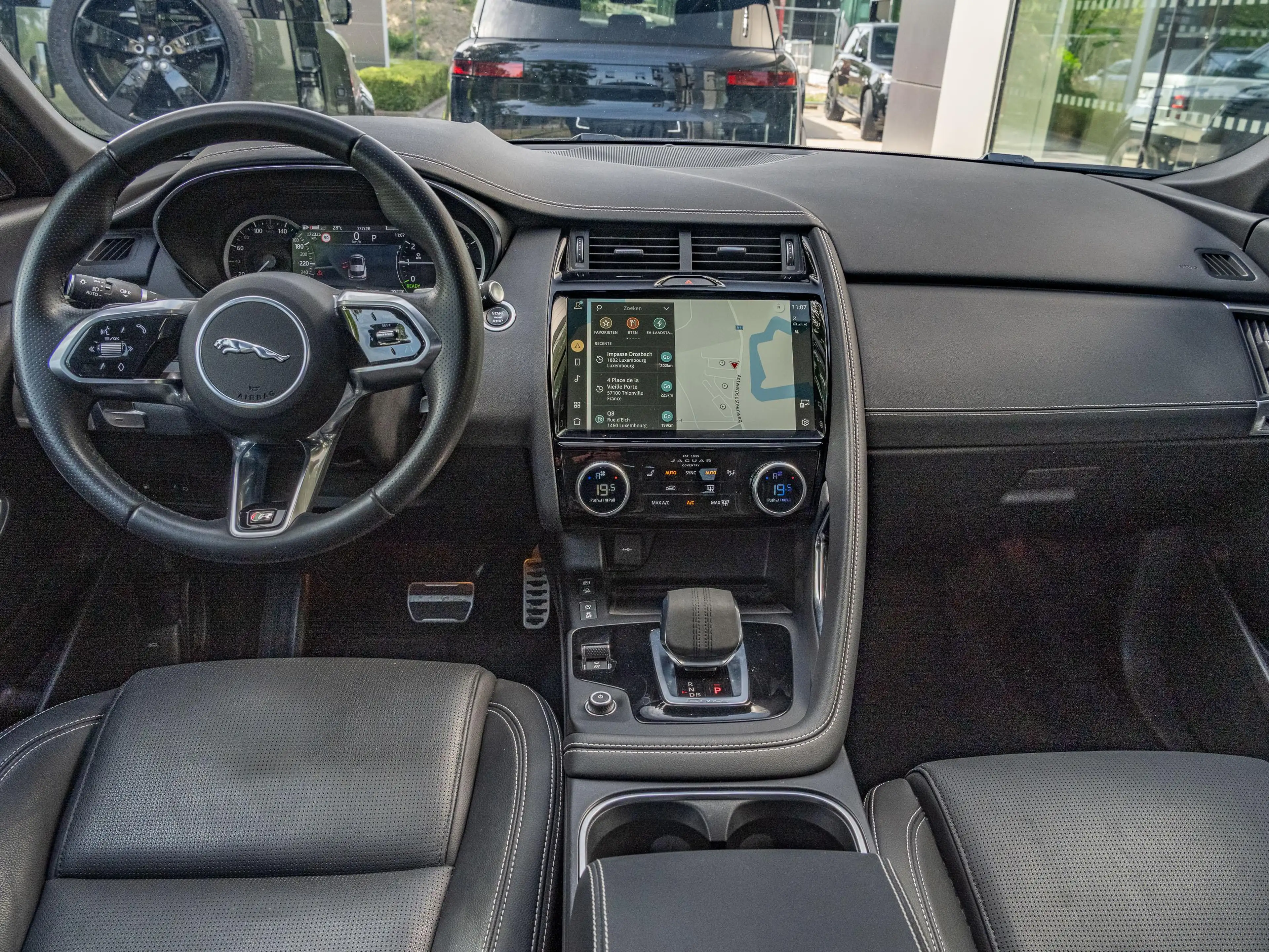 Jaguar E-Pace P300e R-Dynamic S | Adaptive CC | Carplay | Memory — photo 9