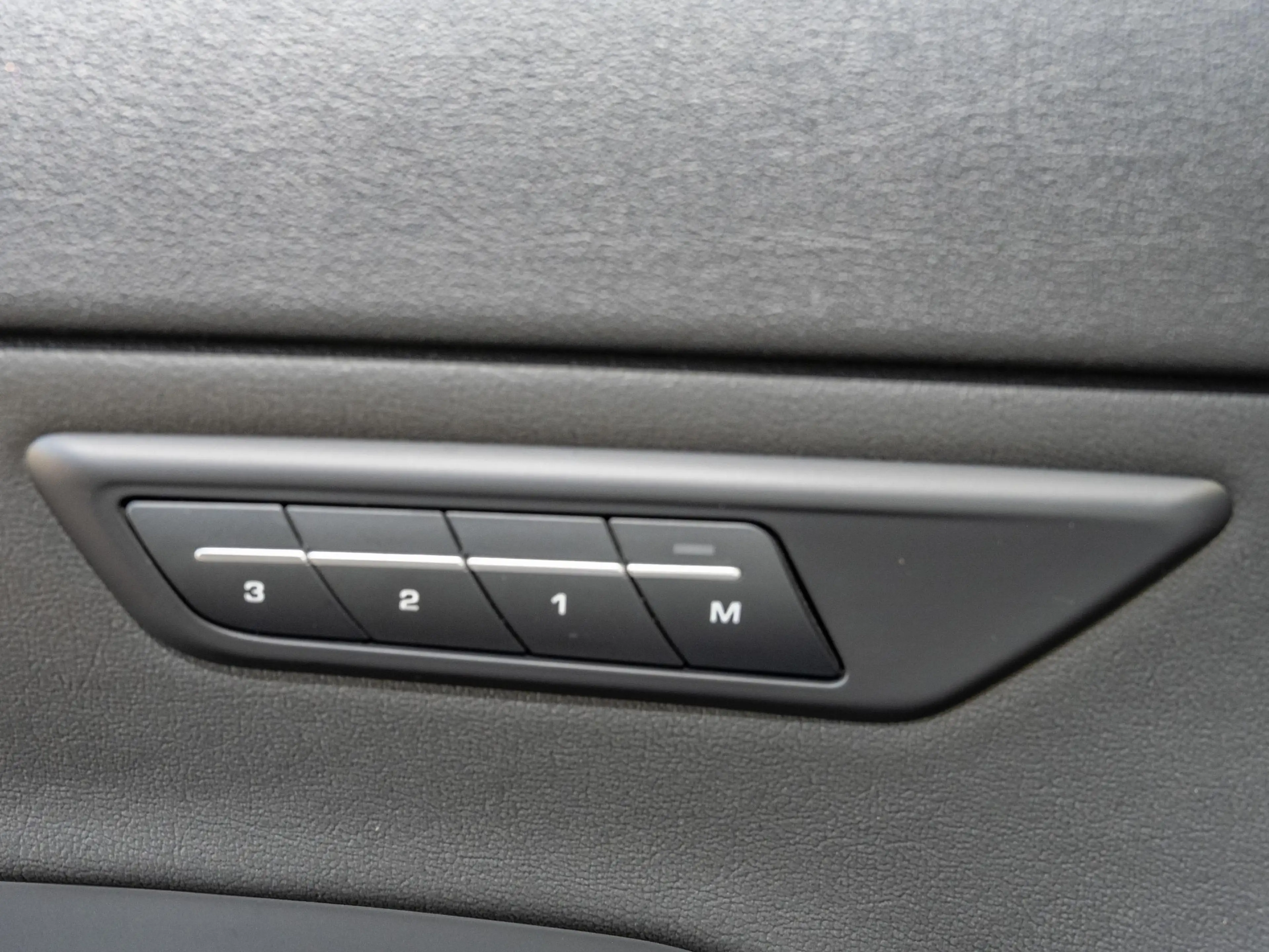 Jaguar E-Pace P300e R-Dynamic S | Adaptive CC | Carplay | Memory — photo 14