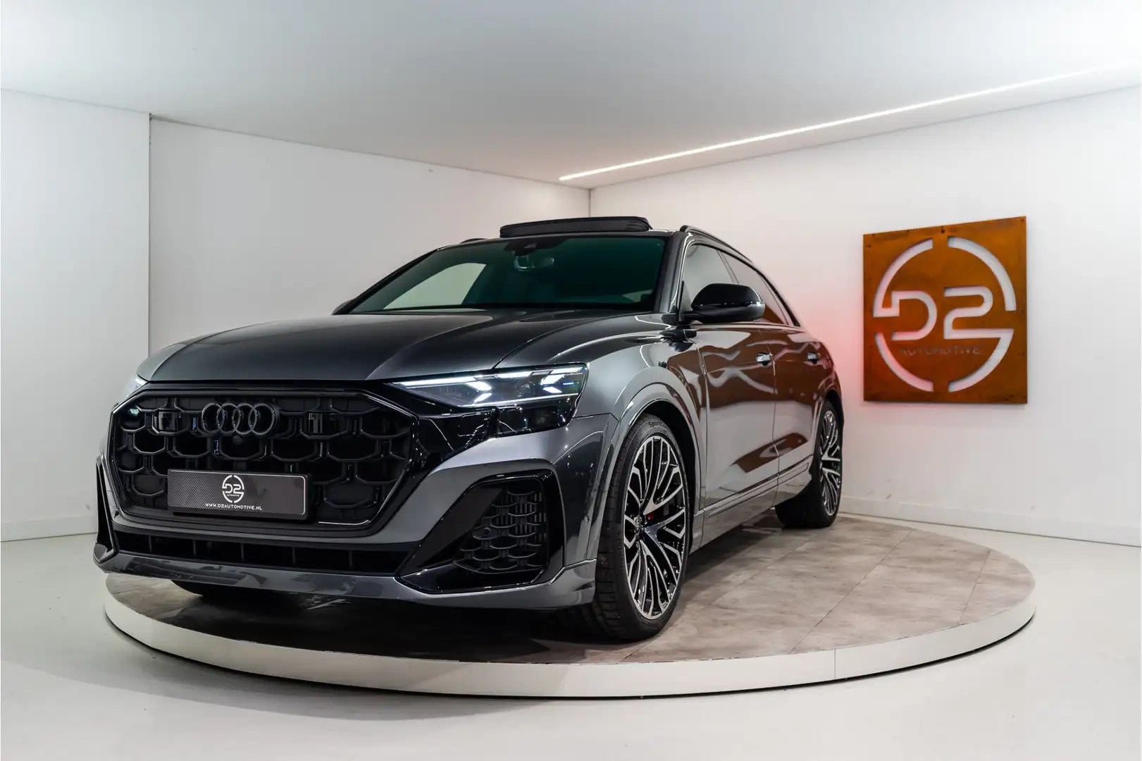 Audi Q8 60 TFSI E Quattro S-Edition Competition 490PK FACE Grijs - 1