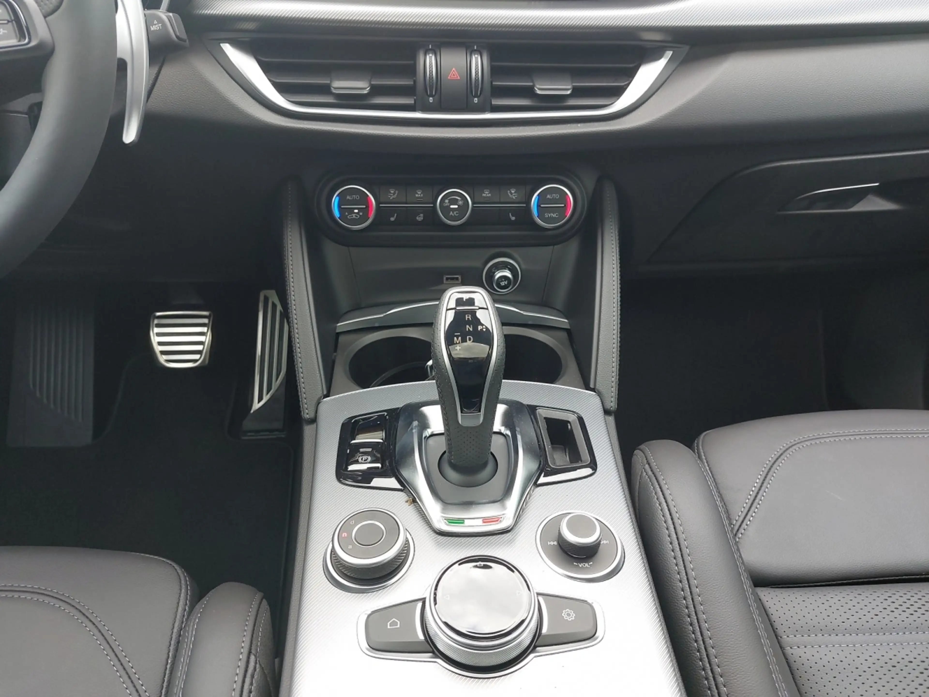 Alfa Romeo Stelvio Veloce 2,2 210PS Q4 — photo 9