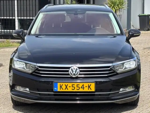 Volkswagen Passat view 2