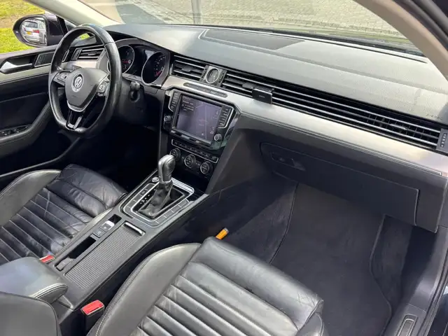 Volkswagen Passat view 10