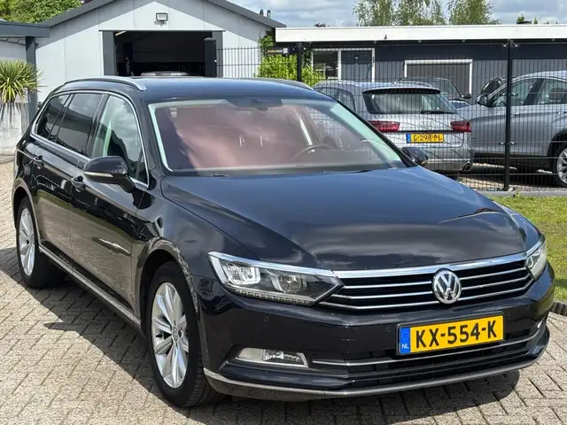 Volkswagen Passat view 3