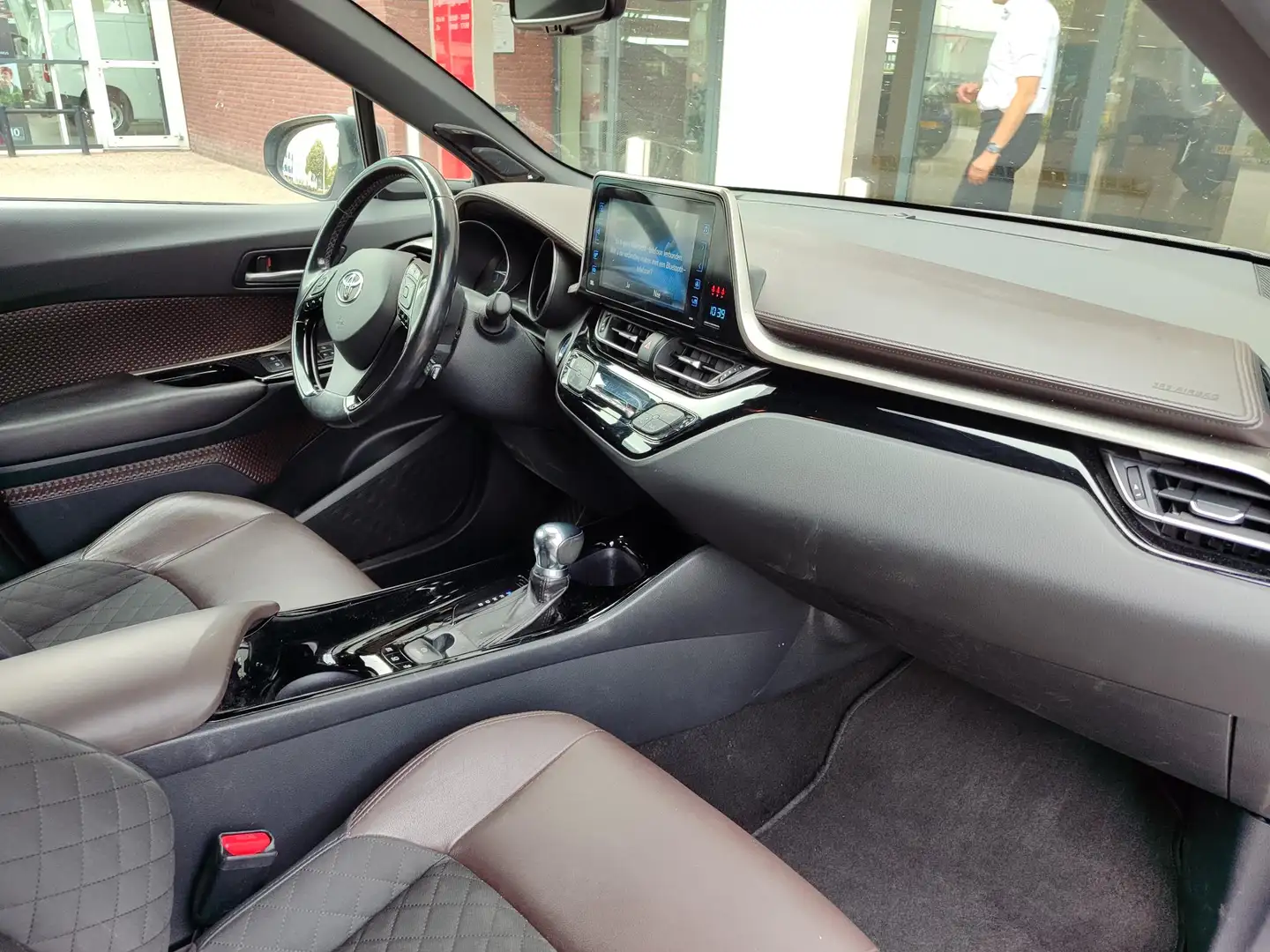 Toyota C-HR 1.8 Hybrid EXECUTIVE TREKHAAK JBL-AUDIO STOEL/STUU Grigio - 2
